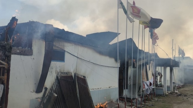 Aksi Brutal Buntut 3 Komisioner KPU Tolikara Dipecat, Massa Bakar Kantor KPU Papua Pegunungan