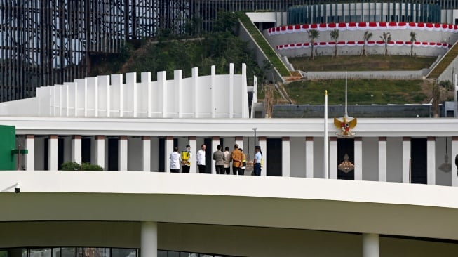 Presiden Joko Widodo (ketiga kiri) beserta sejumlah menteri meninjau Sumbu Kebangsaan sebelum peresmian Plaza Seremoni Sumbu Kebangsaan di Ibu Kota Nusantara, Kalimantan Timur, Rabu (14/8/2024). [ANTARA FOTO/Sigid Kurniawan/foc]