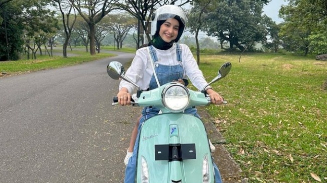 Cut Intan Nabila berada di atas Vespa Primavera (Instagram)