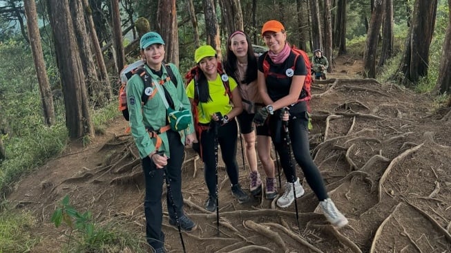 Luna Maya naik gunung Prau (Instagram/yurayunita)