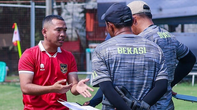 Pemilik klub FC Bekasi City, Putra Siregar (paling kiri). (Istimewa)