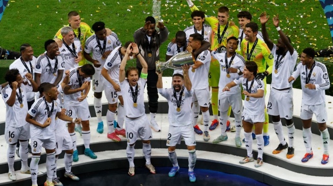 Real Madrid merayakan gelar juara Piala Super UEFA 2024 usai mengalahkan Atalanta BC dengan skor 2-0 di Warsawa, pada 14 Agustus 2024.Wojtek RADWANSKI / AFP