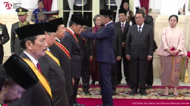 Momen Presiden Joko Widodo menganugerahkan Bintang Mahaputera Pratama. (YouTube/Sekretariat Presiden)