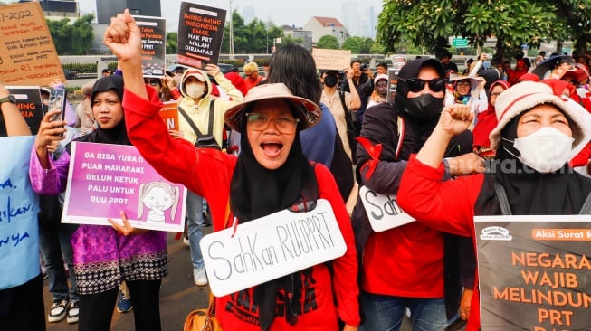 Massa dari Koalisi Sipil untuk UU PRT saat menggelar aksi di depan Gedung DPR RI, Jakarta, Kamis (15/8/2024). [Suara.com/Alfian Winanto]