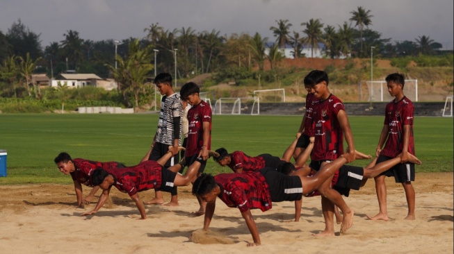 Nova Arianto lakukan latihan empat kali sehari di timnas Indonesia U-17. (Dok. PSSI)