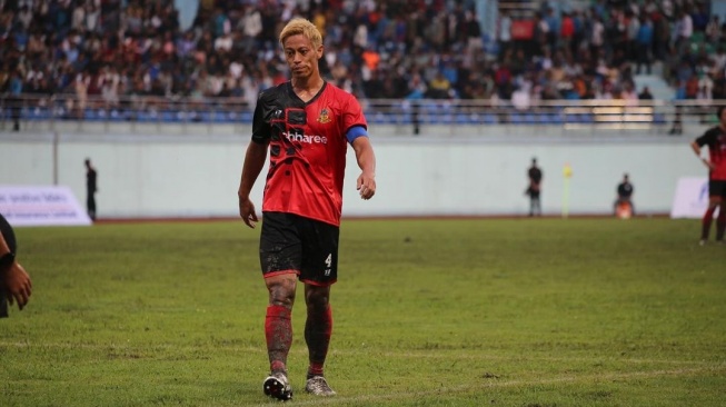 Pesepak bola legendaris Jepang, Keisuke Honda bermain untuk klub Buthan, Paro FC di laga preliminary AFC Challenge League 2024, Rabu (14/8/2024). [Dok. IG Keisuke Honda]