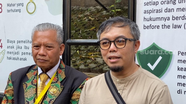 Suami Nisya Ahmad, Andika Rosadi didampingi pengacara usai menghadiri sidang cerai di Pengadilan Agama Jakarta Selatan, Kamis (15/8/2024) [Suara.com/Adiyoga Priyambodo]