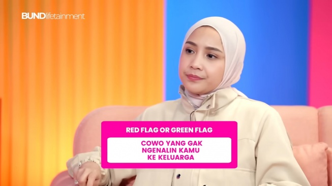 Potret Nagita Slavina saat memandu acara Bund Lifetainment (YouTube/Bund Lifetainment)