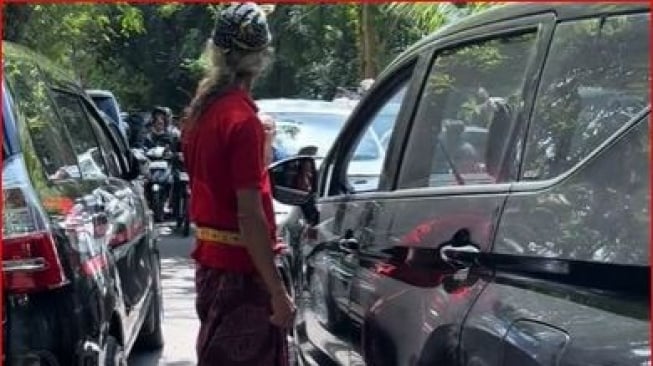 Wanita Ini Cekcok Akibat Mobilnya Terjebak Macet Saat Ada Upacara Ngaben