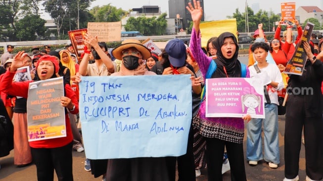 Massa dari Koalisi Sipil untuk UU PRT saat menggelar aksi di depan Gedung DPR RI, Jakarta, Kamis (15/8/2024). [Suara.com/Alfian Winanto]