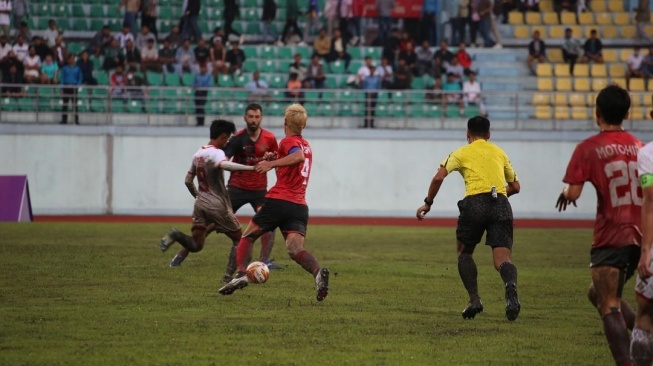 Pesepak bola legendaris Jepang, Keisuke Honda bermain untuk klub Buthan, Paro FC di laga preliminary AFC Challenge League 2024, Rabu (14/8/2024). [Dok. IG Keisuke Honda]