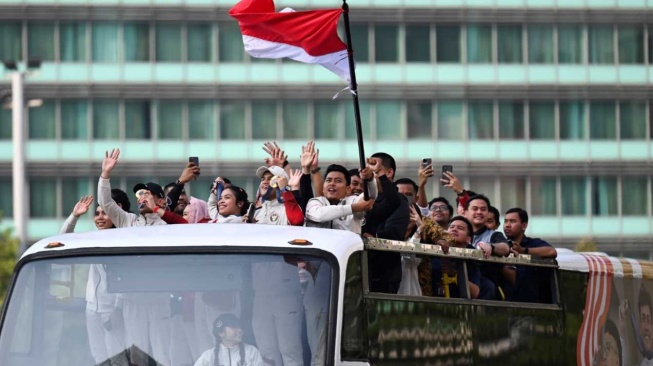 Menpora Dito Ariotedjo (ketiga kanan) bersama sejumlah atlet dan ofisial mengikuti pawai dengan menaiki bus tingkat terbuka Transjakarta menuju Istana Negara di kawasan Bundaran HI, Jakarta, Kamis (15/8/2024). Pawai atlet yang berlaga di Olimpiade Paris serta ofisial itu sebagai rasa syukur dan bangga karena atlet Indonesia berhasil meraih medali pada olahraga akbar dunia, satu medali emas dipersembahkan Veddriq Leonardo cabang olehraga panjat tebing, satu medali emas dari Rizki Juniansyah cabang olahraga angkat besi, dan satu medali perunggu dari Gregoria Mariska Tunjung cabang olahraga bulu tangkis tunggal putri. ANTARA FOTO/Aprillio Akbar/Spt