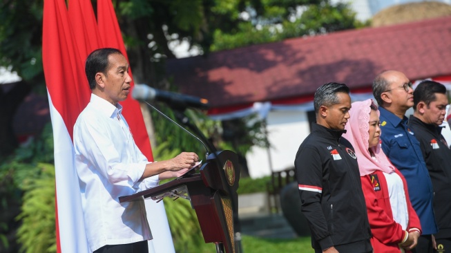 Presiden Joko Widodo memberikan arahan pada acara penyerahan bonus kepada kontingen Indonesia yang berlaga di Olimpiade Paris 2024 di halaman Istana Merdeka, Jakarta, Kamis (15/8/2024). [ANTARA FOTO/Muhammad Adimaja/Spt]