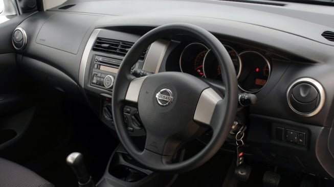 Interior mobil Nissan Livina X-Gear. (Favcars)