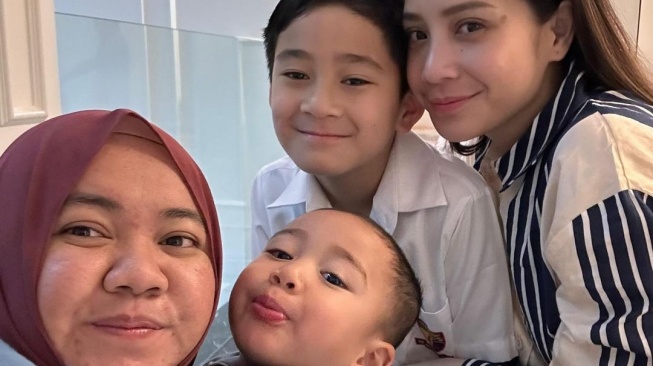 Potret Rafathar Malik Ahmad, Nagita Slavina, Rayyanza Malik Ahmad, dan Mbak Lala (Instagram/raffinagita1717)