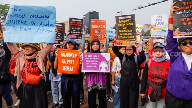 Massa dari Koalisi Sipil untuk UU PRT saat menggelar aksi di depan Gedung DPR RI, Jakarta, Kamis (15/8/2024). [Suara.com/Alfian Winanto]