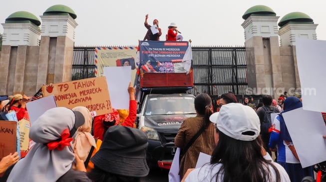 Massa dari Koalisi Sipil untuk UU PRT saat menggelar aksi di depan Gedung DPR RI, Jakarta, Kamis (15/8/2024). [Suara.com/Alfian Winanto]