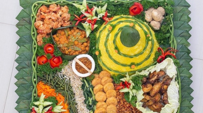 Ilustrasi nasi tumpeng yang memiliki beranekaragam lauk pauk. (Twitter/@freefoodies)