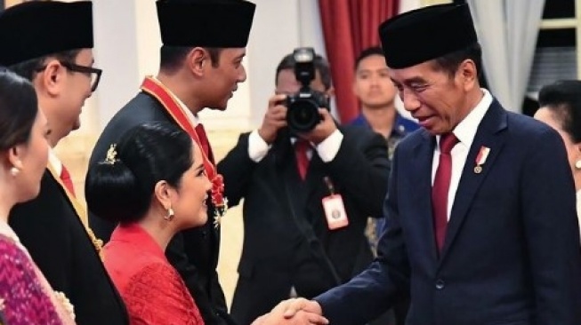 Annisa Pohan dampingi AHY terima penghargaan dari Jokowi (Instagram/@annisayudhoyono)