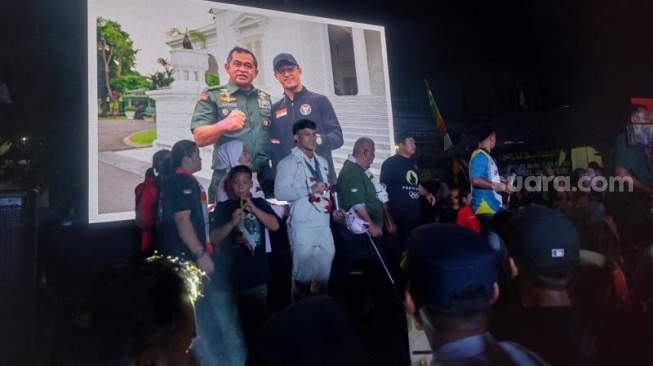 Rizky Juniansyah peraih medali emas di Olimpiade Paris 2024 bebicara di podium, Rabu (14/8/2024) malam. [Yandi Sofyan/suara.com]