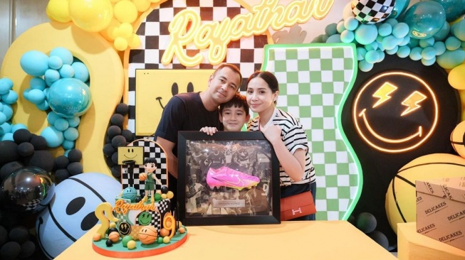 Raffi Ahmad dan Nagita Slavina membuat perayaan ulang tahun yang ke-9 untuk putra sulungnya, Rafathar. Di momen itu, Rafathar mendapat hadiah spesial berupa sepatu jenis Nike Darwin Nunuez. [Instagram]