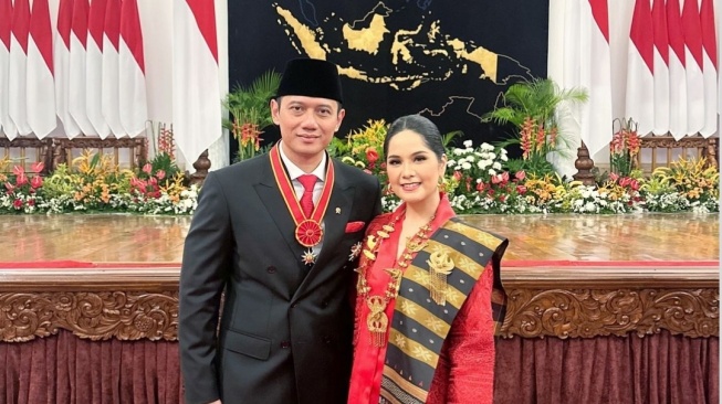 Potret Annisa Pohan Dampingi AHY Terima Penghargaan Presiden (Instagram)