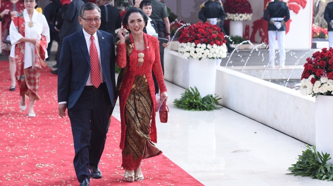 Menteri ESDM Arifin Tasrif (kiri) bersama dengan Anggota DPR Krisdayanti (kanan) saat tiba di Gedung DPR MPR, Jakarta, Jumat (16/8/2024). [Pool / Dokumentasi Parlemen]