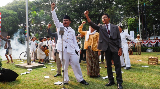 Komunitas Reenacktor Bangor melakukan reka ulang Sosiodrama "Pusaka Indonesia" di Halaman Museum Perumusan Naskah Proklamasi, Jakarta, Jumat (16/8/2024). [Suara.com/Alfian Winanto]