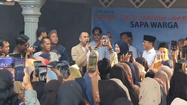 Raffi Ahmad bersama Ratu Zakiyah di Serang, Banten pada Kamis (15/8/2024). [Suara.com/Rena Pangesti]