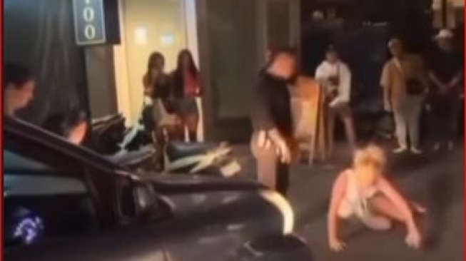 Bule di Canggu Joget Breakdance Tanpa Alas Kaki di Tengah Jalan Sebabkan Macet