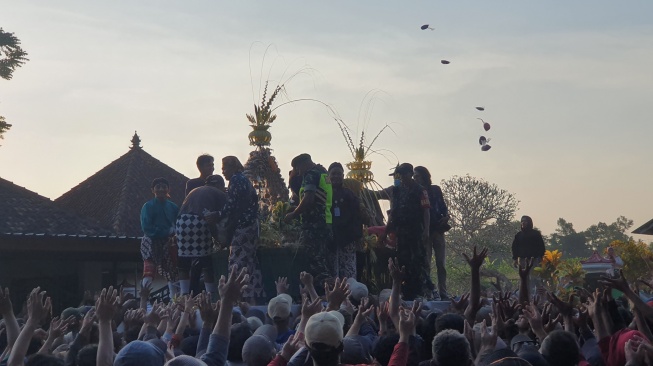 Seru! Ribuan Warga Berebut 2 Ton Apem di Acara Puncak Saparan Ki Ageng Wonolelo