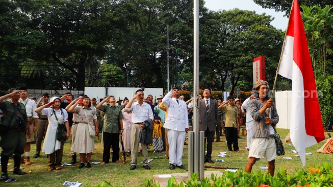 Komunitas Reenacktor Bangor melakukan reka ulang Sosiodrama "Pusaka Indonesia" di Halaman Museum Perumusan Naskah Proklamasi, Jakarta, Jumat (16/8/2024). [Suara.com/Alfian Winanto]