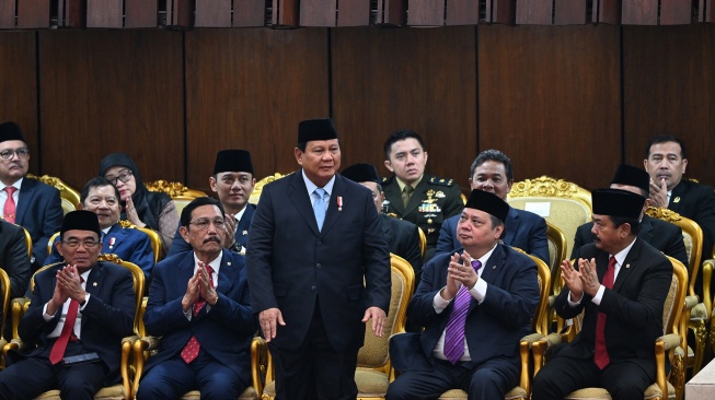 Menteri Pertahanan yang juga Presiden Terpilih Prabowo Subianto (tengah) menyapa tamu undangan disaksikan Menko PMK Muhadjir Effendy (kedua kiri), Menko Marves Luhut Binsar Pandjaitan (kedua kiri), Menko Perekonomian Airlangga Hartarto (kedua kanan), dan Menko Polhukam Hadi Tjahjanto dalam Sidang Tahunan MPR dan Sidang Bersama DPR - DPD Tahun 2024 di Gedung Nusantara, kompleks Parlemen, Senayan, Jakarta, Jumat (16/8/2024). [ANTARA FOTO/Aditya Pradana Putra/sgd/tom]