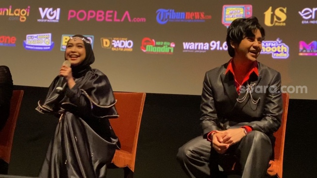 Ria Ricis.dan Arbani Yasiz dalam gala premiere film Thaghut di Epicentrum XXI, Kuningan, Jakarta, Kamis (15/8/2024). [Suara.com/Adiyoga Priyambodo]