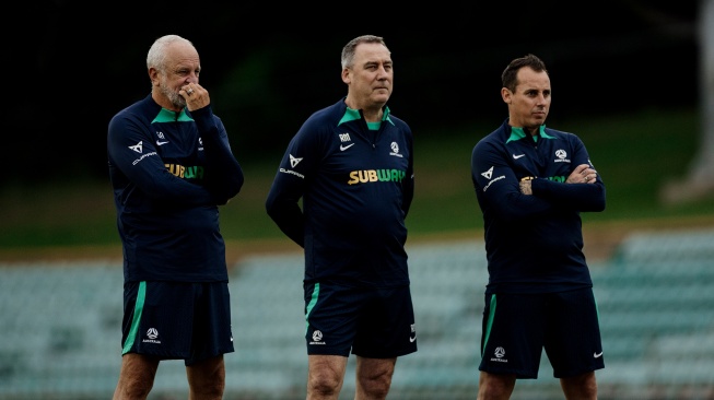 Luke Wilkshire (kanan) bersama Graham Arnold dan René Meulensteen selama sesi latihan Timnas Australia pada Maret 2023. Foto oleh Aleksandar Jason/Socceroos.