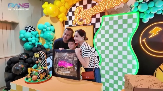 Kado ulang tahun Rafathar. (YouTube/Rans Entertainment)