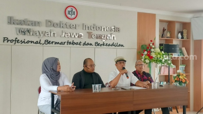 IDI Jawa Tengah menggelar konferensi pers kasus bunuh diri dr. Aulia Risma Lestari, Kamis (16/8/2024). (Suara.com/Sigit AF)