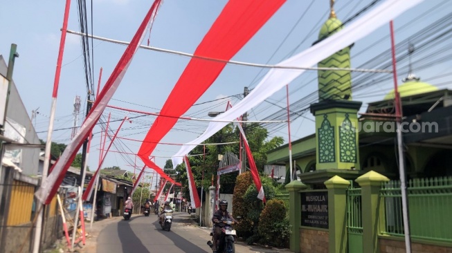 Sambut HUT RI ke-79, Warga Mustika Jaya Bekasi Bentangkan Bendera Merah Putih Ratusan Meter