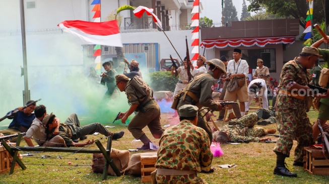 Komunitas Reenacktor Bangor melakukan reka ulang Sosiodrama "Pusaka Indonesia" di Halaman Museum Perumusan Naskah Proklamasi, Jakarta, Jumat (16/8/2024). [Suara.com/Alfian Winanto]