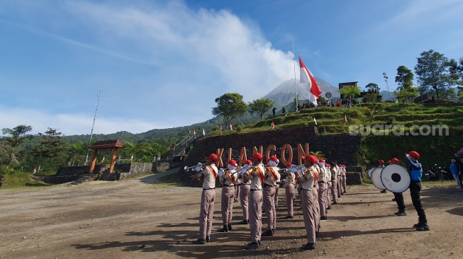 Warga Sleman Gelar Upacara Bendera Raksasa di Lereng Merapi, Begini Pesan Menyentuh Danramil