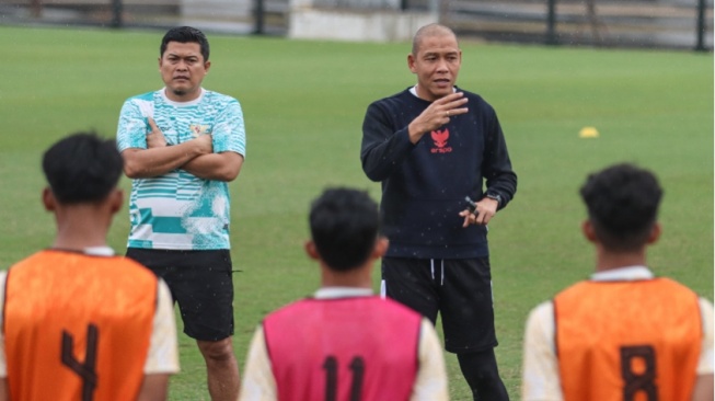 Pelatih Timnas Indonesia U-16, Nova Arianto (Kanan). (pssi.org)