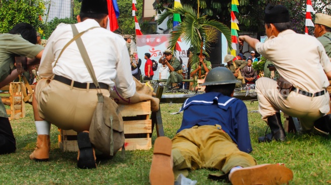 Komunitas Reenacktor Bangor melakukan reka ulang Sosiodrama "Pusaka Indonesia" di Halaman Museum Perumusan Naskah Proklamasi, Jakarta, Jumat (16/8/2024). [Suara.com/Alfian Winanto]