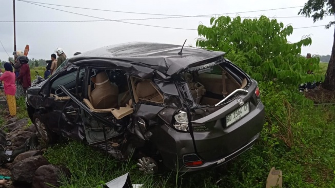 Honda Mobilio Hancur Ditabrak Kereta Api di Padang Pariaman, 1 Orang Tewas dan 2 Luka Berat