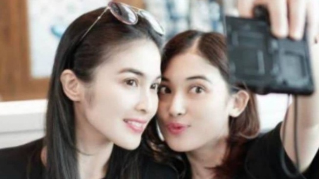 Sandra Dewi bersama adiknya, Kartika Dewi [Instagram]