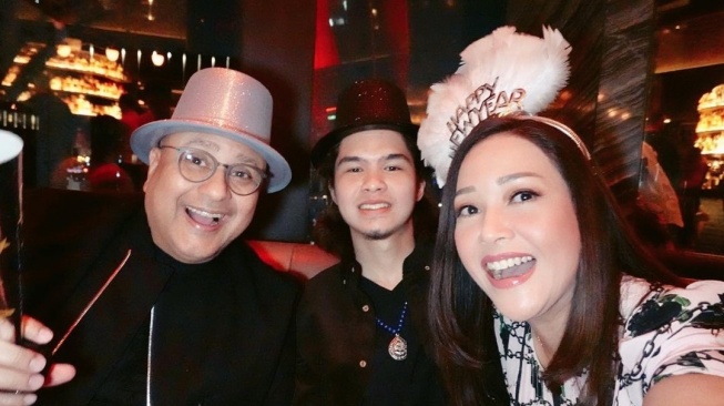 Irwan Mussry dan Maia Estianty bersama Dul Jaelani. (Instagram/@maiaestiantyreal)