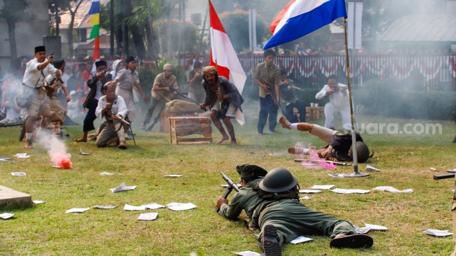 Komunitas Reenacktor Bangor melakukan reka ulang Sosiodrama "Pusaka Indonesia" di Halaman Museum Perumusan Naskah Proklamasi, Jakarta, Jumat (16/8/2024). [Suara.com/Alfian Winanto]