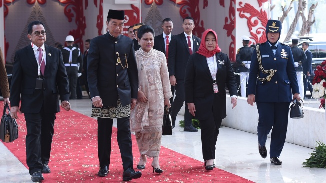 Presiden Joko Widodo (kedua kiri) bersama Ibu Negara Iriana Joko Widodo (tengah) saat tiba di Gedung DPR MPR, Jakarta, Jumat (16/8/2024). [Pool / Dokumentasi Parlemen]