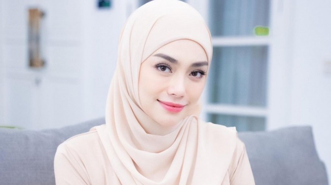 Dikabarkan Jadi Mualaf, Celine Evangelista Nyaman saat Mengenakan Hijab