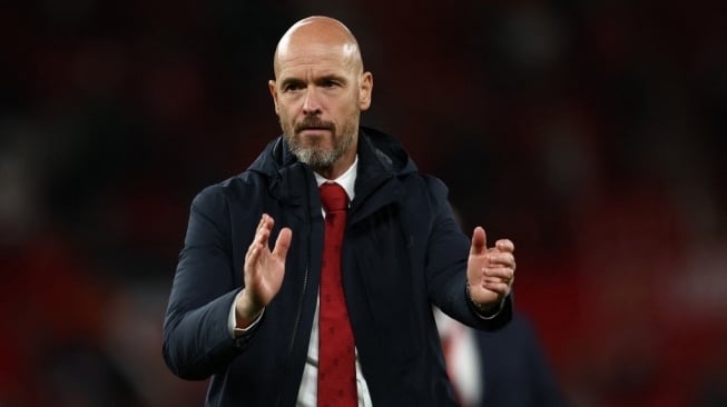 Manajer Manchester United asal Belanda, Erik ten Hag bertepuk tangan kepada para penggemar setelah membawa Setan Merah menang tipis 1-0 atas Fulham dalam laga pekan pertama Liga Inggris 2024/2025 di Old Trafford, Manchester, Inggris barat laut, pada 16 Agustus 2024.  Darren Staples / AFP.