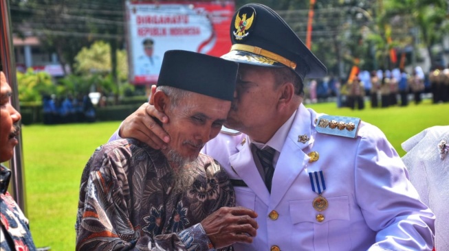 Kakek 76 Tahun di Agam Nekat Kibarkan Bendera di Puncak Pohon Setinggi 80 Meter